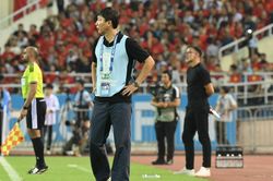 Lý do HLV Kim Sang-sik phải khoác áo bib