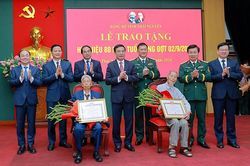 Đại tướng Phan Văn Giang trao Huy hiệu 80 năm tuổi Đảng tại Thái Nguyên