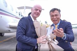 Chủ tịch FIFA Gianni Infantino đ&atilde; c&oacute; mặt tại H&agrave; Nội, dự kh&aacute;n trận chung kết ASEAN Cup
