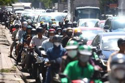 Chuyển đổi xe buýt và xe 3 bánh thu gom rác để kiểm soát khí thải