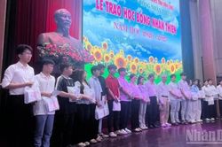 Trao 622 suất học bổng cho học sinh vượt khó học giỏi tại Vĩnh Long