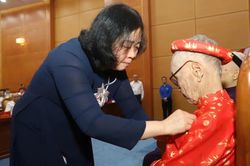 Trao Huy hiệu 80 năm tuổi Đảng cho các đảng viên lão thành tại Phú Thọ