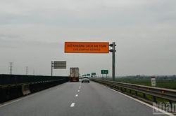 Giữ khoảng c&aacute;ch an to&agrave;n tr&ecirc;n cao tốc: Nghi&ecirc;m minh, kh&ocirc;ng m&aacute;y m&oacute;c