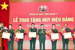 Đảng ủy Học viện Qu&acirc;n y trao Huy hiệu 35 năm tuổi Đảng cho 6 đảng vi&ecirc;n