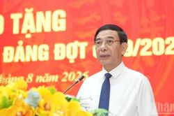 Đại tướng Phan Văn Giang trao Huy hiệu 80 năm tuổi Đảng cho đảng viên ở Cao Bằng