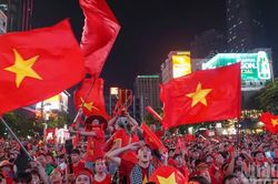 [Ảnh] D&ograve;ng người h&acirc;m mộ xuống đường mừng tuyển Việt Nam v&ocirc; địch