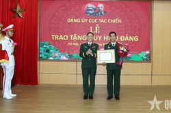 Trao Huy hiệu Đảng tặng các đảng viên thuộc Đảng bộ Cục Tác chiến