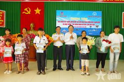 V&ugrave;ng 2 Hải qu&acirc;n nhận đỡ đầu 5 con ngư d&acirc;n c&oacute; ho&agrave;n cảnh kh&oacute; khăn, mồ c&ocirc;i