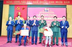 Đại tướng Phan Văn Giang trao Huy hiệu 80 năm tuổi Đảng tặng c&aacute;c đảng vi&ecirc;n l&atilde;o th&agrave;nh tại tỉnh Th&aacute;i Nguy&ecirc;n