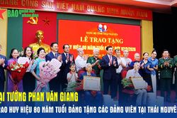 Đại tướng Phan Văn Giang trao Huy hiệu 80 năm tuổi Đảng tặng các đảng viên tại Thái Nguyên