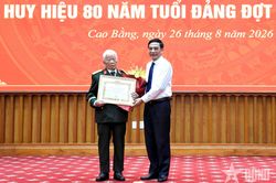 Đại tướng Phan Văn Giang trao Huy hiệu 80 năm tuổi Đảng tại tỉnh Cao Bằng