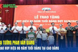 Đại tướng Phan Văn Giang trao Huy hiệu 80 năm tuổi Đảng tại Cao Bằng