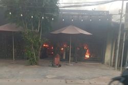 Người đàn ông đốt quán rồi ôm người phụ nữ tự sát