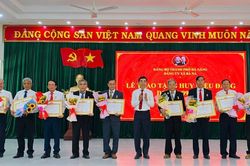 X&atilde; B&agrave; N&agrave; trao tặng Huy hiệu Đảng cho 29 đảng vi&ecirc;n