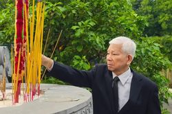 Nguyên Chủ tịch nước Nguyễn Minh Triết viếng Nghĩa trang Liệt sĩ Bình Dương