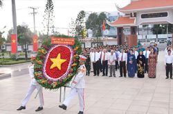 Đoàn đại biểu TPHCM viếng Nghĩa trang Liệt sĩ Bà Rịa - Vũng Tàu