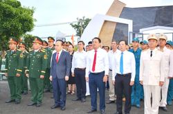 Đoàn đại biểu TPHCM dâng hương tưởng niệm các Anh hùng liệt sĩ tại Rừng Sác