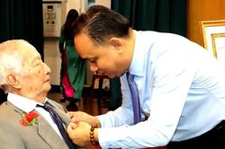 Nhiều đảng viên vinh dự nhận Huy hiệu Đảng đợt 2-9