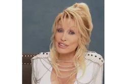 Tổng thống Mỹ ban lệnh hạ quốc kỳ tưởng niệm danh ca Dolly Parton