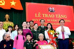 Đại tướng Nguyễn Trọng Nghĩa trao Huy hiệu 80 năm tuổi Đảng đến c&aacute;c đảng vi&ecirc;n l&atilde;o th&agrave;nh