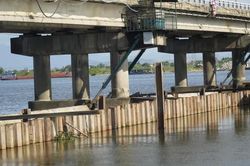 Chạy đua v&aacute; 'l&aacute; chắn' s&ocirc;ng Hương