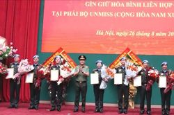 Trao quyết định cho 9 sĩ quan c&ocirc;ng an g&igrave;n giữ h&ograve;a b&igrave;nh Li&ecirc;n hợp quốc