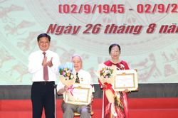 Trao Huy hiệu Đảng đợt 2-9 đến các đảng viên cao tuổi phường Bình Lợi Trung và Tân Phú