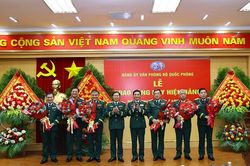 5 thứ trưởng Bộ Quốc phòng nhận Huy hiệu 35 tuổi Đảng