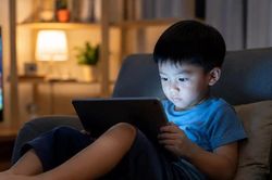 Điện thoại thành 'bảo mẫu', trẻ quên cách kết nối với thế giới thực