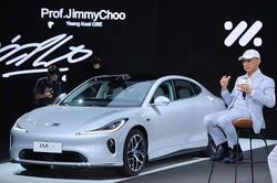 [GALLERY] Đại gia Jimmy Choo 'thửa' ôtô điện tên mình, bán 887 triệu đồng