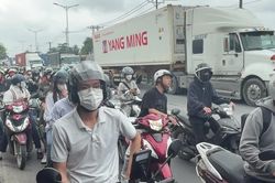 Nhảy khỏi xe tránh tai nạn, người đàn ông bị container cán tử vong