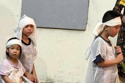 Nỗi đau xé lòng của 3 đứa trẻ mồ côi cha trong tang trận