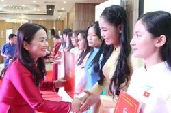 Quảng Trị trao quyết định trúng tuyển viên chức cho hơn 400 giáo viên