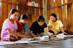 Phụ huynh lặng thầm đồng hành cùng con mùa tựu trường