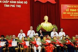 Trao Huy hiệu 80 năm tuổi Đảng cho 8 Đảng vi&ecirc;n l&atilde;o th&agrave;nh ở Ph&uacute; Thọ
