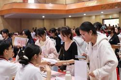 Sinh viên tốt nghiệp trễ hạn: Trách nhiệm không chỉ ở người học