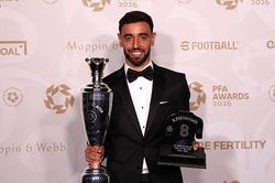 Đội trưởng MU Bruno Fernandes hoàn tất cú hat-trick danh hiệu