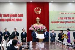 Quảng Ninh trao quyết định đầu tư 16 dự án, số vốn 16.075 tỷ đồng, chào mừng tỉnh trở thành thành phố trực thuộc Trung ương