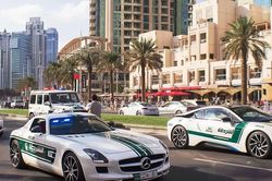 Tại sao cảnh sát Dubai dùng siêu xe Ferrari, Lamborghini?