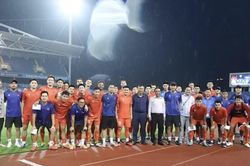 Thứ trưởng Bộ VHTT&DL đến động viên tuyển Việt Nam trước trận chung kết ASEAN Cup 2026
