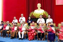 Chủ tịch Ủy ban Trung ương MTTQ Việt Nam trao tặng Huy hiệu 80 năm tuổi Đảng cho c&aacute;c đảng vi&ecirc;n ở Ph&uacute; Thọ