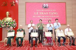 Đại tướng Lương Tam Quang trao Huy hiệu 80 năm tuổi Đảng ở Hưng Yên
