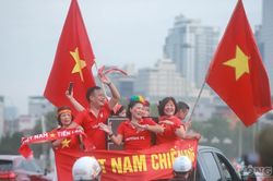 Hàng nghìn cổ động viên đổ về sân Mỹ Đình, tiếp lửa đội tuyển Việt Nam