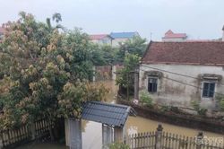 Hà Nội: Nước ngập khắp thôn, nhiều người dân không thể ra khỏi nhà để đi làm