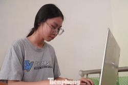 Nữ sinh mồ côi cha mẹ ôm chiếc laptop bà mua lại hơn 1 triệu đồng vào đại học