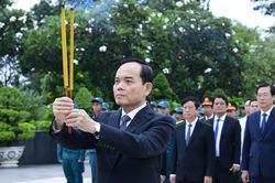 Lãnh đạo TPHCM dâng hương tưởng niệm Chủ tịch Hồ Chí Minh và các Anh hùng liệt sĩ