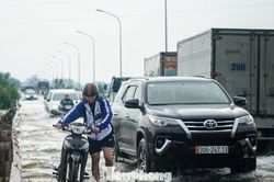 Ngoại thành Hà Nội ngập sâu sau bão số 4, nước sông dâng cao, loạt cầu dân sinh chìm trong nước