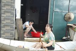 Làng nghề trăm tuổi Thổ Hà chìm trong nước lũ