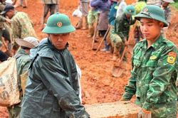 200 người d&acirc;n c&ugrave;ng Bộ đội bi&ecirc;n ph&ograve;ng mở đường sau sạt lở