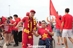 Cổ động viên đặc biệt đến Mỹ Đình cổ vũ tuyển Việt Nam